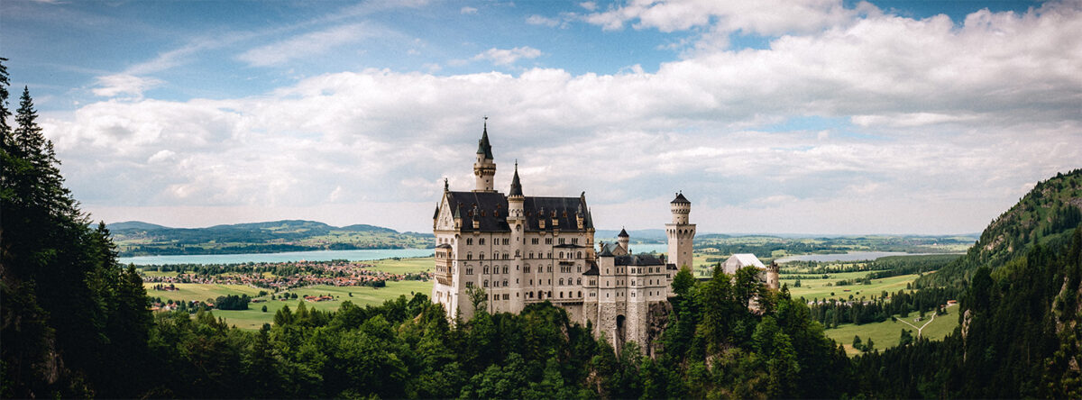 童話故事般的新天鵝堡是19世紀的一座浪漫歷史主義城堡，座落在巴伐利亞西南部霍恩施旺高小鎮的山丘上。（Jörg Schubert/flickr/CC BY 2.0）