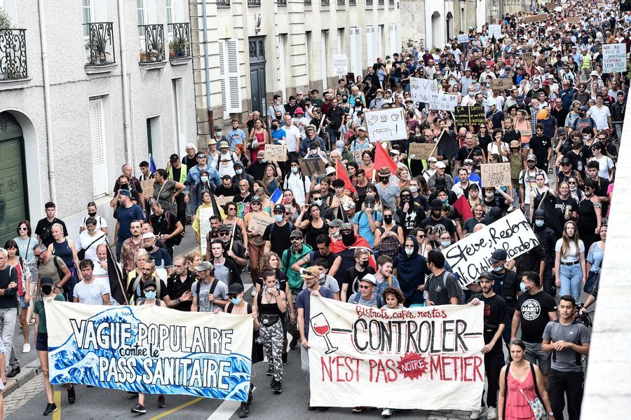 法國連續第八個週末示威 逾14萬人抗議健康通行證