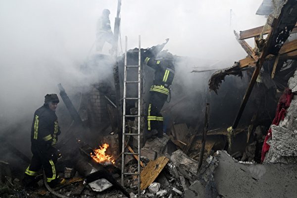 2023年1月29日，在俄軍入侵烏克蘭期間，俄羅斯炮擊赫爾松市後，烏克蘭消防員在一座著火的房子裏工作。（Genya SAVILOV / AFP）