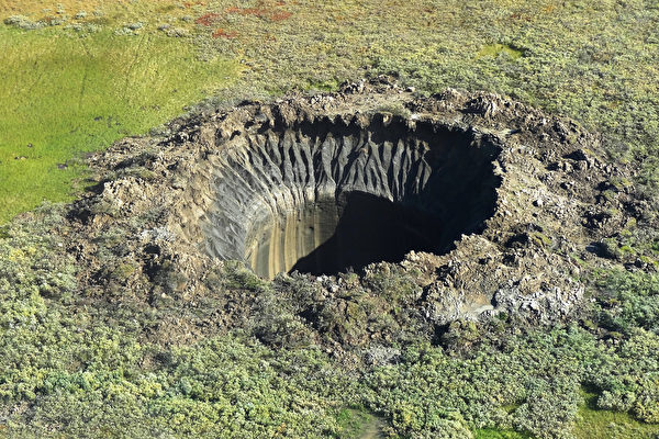 2014年8月25日，在直升機上拍攝的鳥瞰圖，顯示西伯利亞北部亞馬爾半島的一個巨大的隕石坑。（VASILY BOGOYAVLENSKY/AFP via Getty Images）