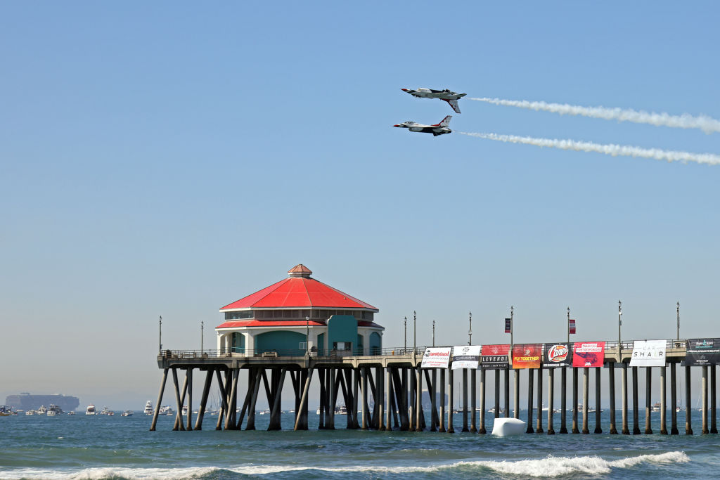 2021年10月01日，在加利福尼亞州亨廷頓海灘舉行的太平洋航展上，美國空軍飛機飛過亨廷頓海灘碼頭。（Michael Heiman/Getty Images）