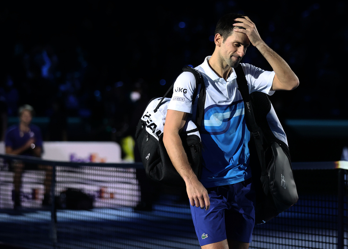 2021年11月20日，祖高域（Novak Djokovic）在意大利ATP世界巡迴賽男單第二場準決賽中，輸給德國好手茲維列夫後，準備離開球場。 （Julian Finney/Getty Images）