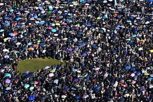 【12.8反暴政】港人大遊行開始 警曾舉旗要放催淚彈