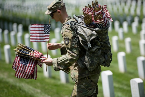 國殤日美國人在阿靈頓公墓紀念在戰爭中喪生的美國軍人。（Getty Images）