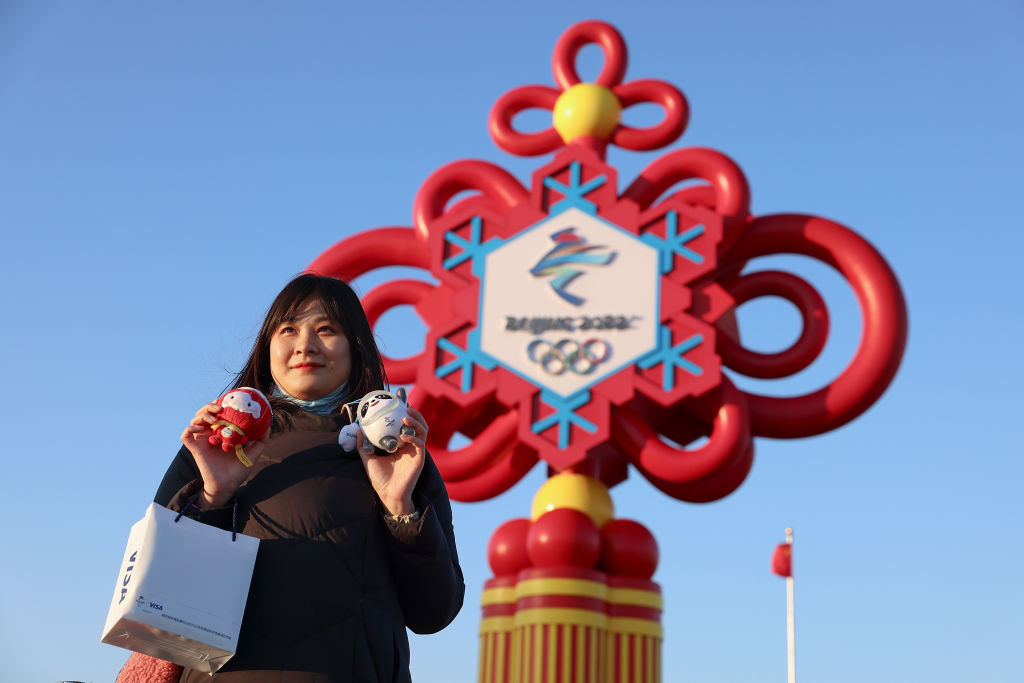 為保護個人數據不被洩漏，荷蘭奧委會緊急建議，前往中國參加奧運會的運動員不帶私人手機和電腦等。圖為一名女子在冬季奧運會的廣告牌前拍照。（Lintao Zhang/Getty Images）