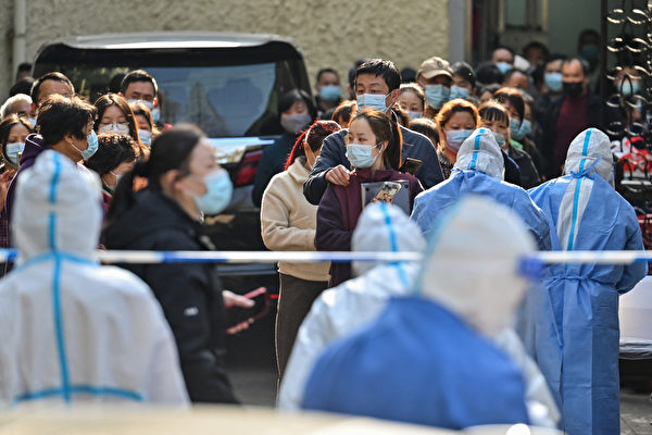 上海染疫人數居高不下，民眾抱怨當局政策反覆。圖為上海民眾排隊檢測核酸。（Hector Retamal/AFP）
