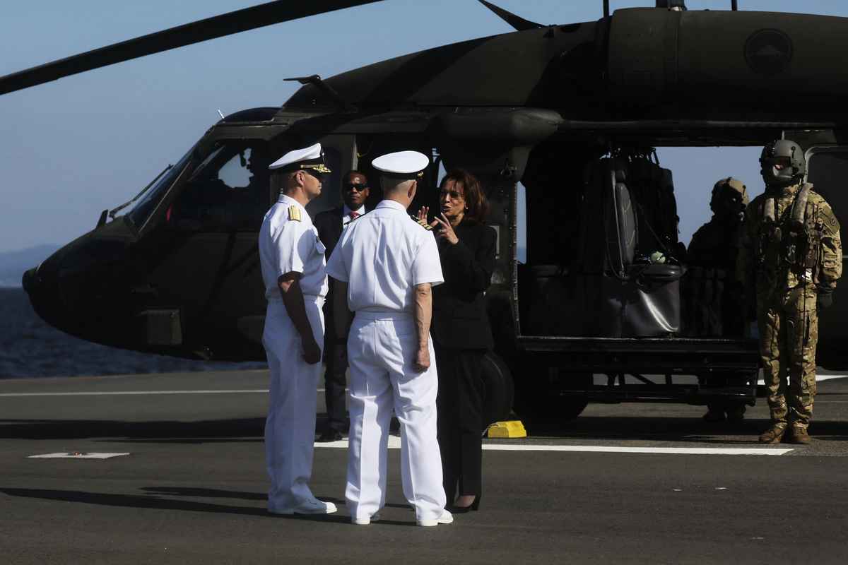 2022年9月28日，美國副總統賀錦麗（Kamala Harris，軍官右側）訪問日本橫須賀海軍基地。（Leah Millis/POOL/AFP via Getty Images）