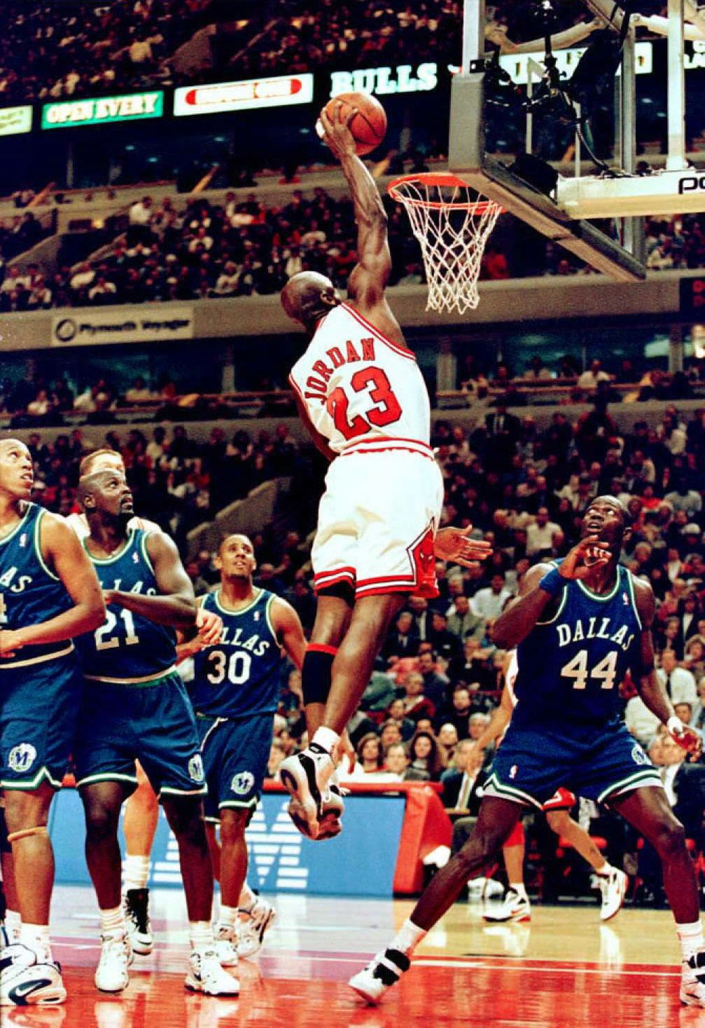 米高佐敦幾乎統治了上世紀90年代的NBA,他率領公牛隊先後兩次在總決賽奪得「三連冠」,並斬獲5次MVP、10次「得分王」等眾多榮譽。圖為23號米高佐敦比賽中扣籃瞬間。(Brian Bahr/AFP via Getty Images)
