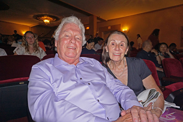 2021年6月26日晚場，註冊會計師Richard Tuting和太太Elizabeth Tuting一起觀看了神韻藝術團在斯坦福派雷斯劇院的第二場演出。（林南宇／大紀元）