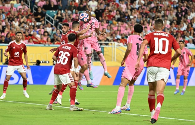 2025年6月14日,2025年FIFA俱樂部世界盃揭幕戰,「東道主」邁阿密國際隊與來自埃及的開羅國民隊0:0握手言和。圖為雙方球員在比賽中拼搶瞬間。(Patricia De Melo Moreira/AFP via Getty Images)