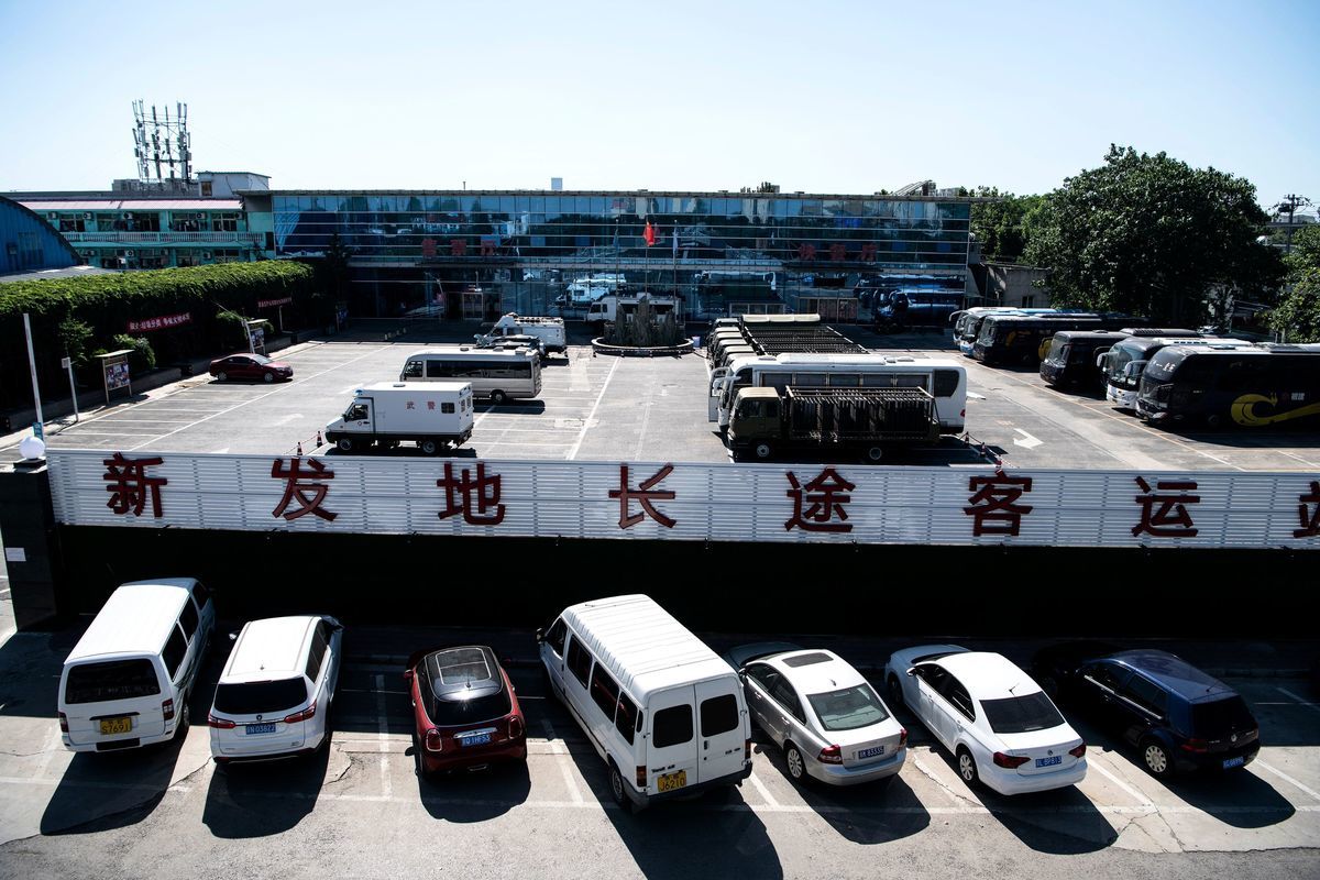 北京新發地批發市場疫情擴大。圖為新發地客運站6月13日已閉站，長途客運停運。（NOEL CELIS/AFP via Getty Images）