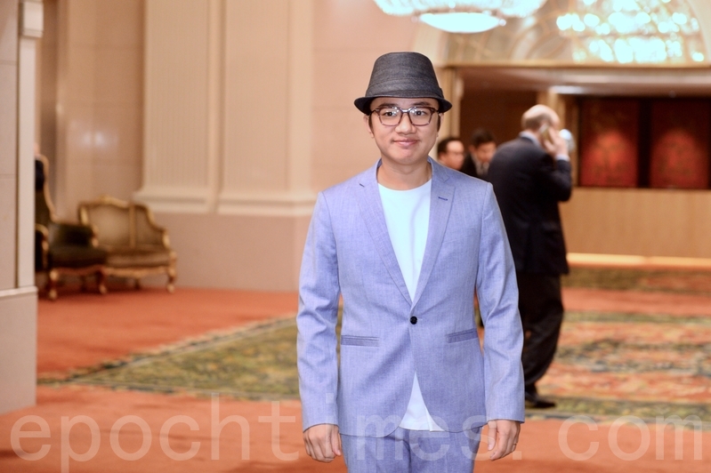 被指愧對鍾嘉欣失獎而離開TVB 王祖藍回應