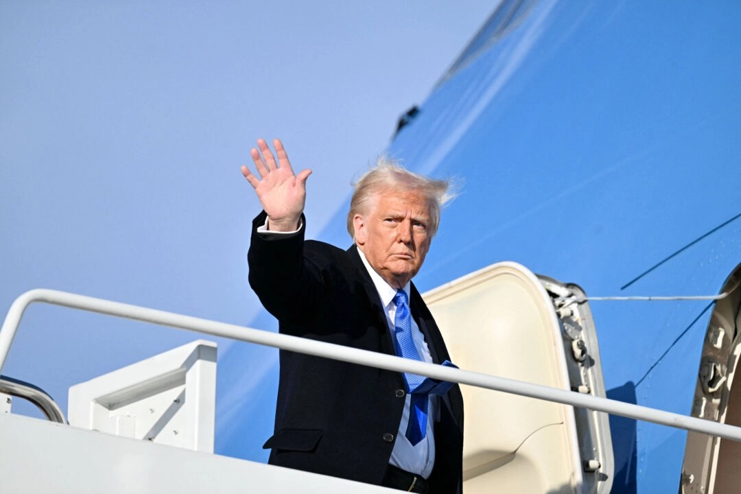 2025年2月7日,馬利蘭州安德魯斯聯合基地,美國總統特朗普在登上空軍一號時揮手致意。(Roberto Schmidt/AFP via Getty Images)