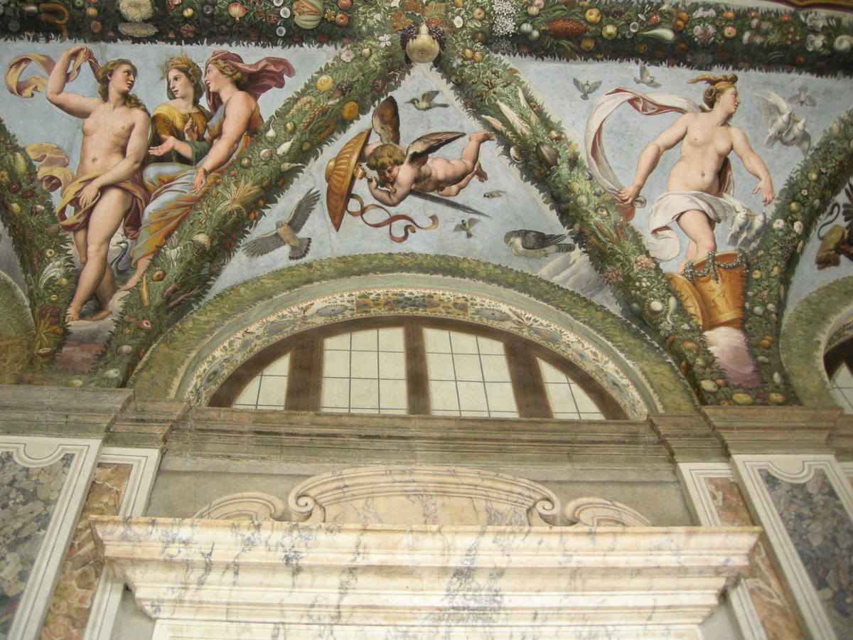 拉斐爾及工作室，普賽克敞廊天頂濕壁畫局部，左：美惠三女神；右：維納斯在鴿子駕著的金車上。（Combusken/Wikimedia Commons）（Combusken/Wikimedia Commons）