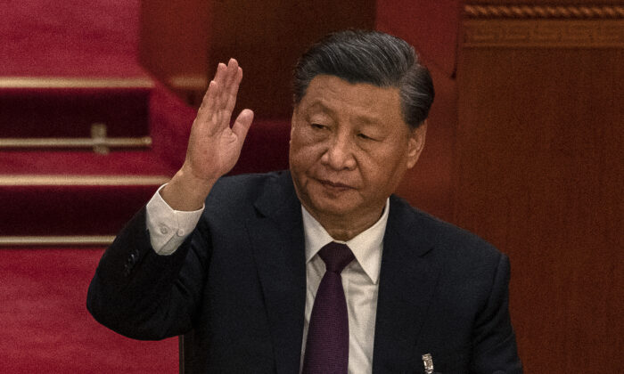 2022年10月22日，中國領導人習近平在北京人民大會堂舉行的中國共產黨第二十次全國代表大會閉幕式上舉手投票。（Kevin Frayer/Getty Images）