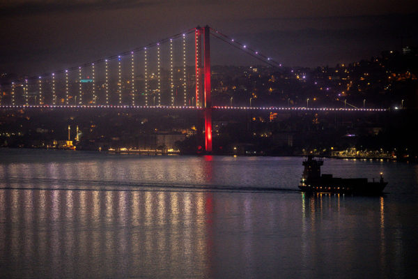 俄影子艦隊油輪在土耳其海岸附近爆炸起火