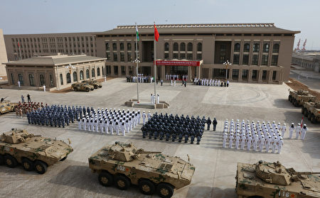 2017年8月1日，中共解放軍出席了中國在吉布提的新軍事基地的開幕式。這是中共當局擴大海外軍事存在的一個重要步驟。（STR/AFP via Getty Images）
