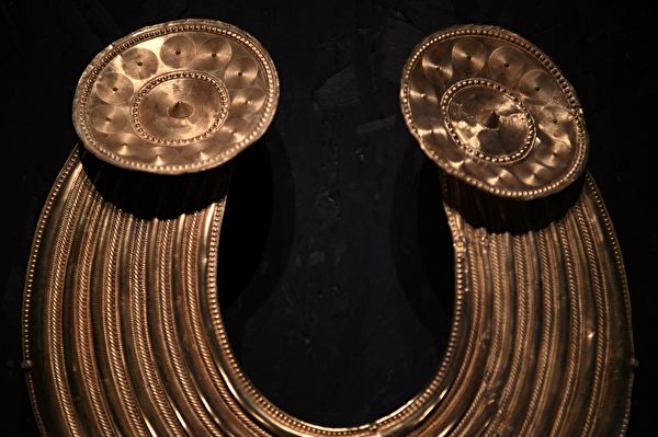 2022年2月14日,英國倫敦,大英博物館(The British Museum)將舉行「巨石陣世界」(The World of Stonehenge)展覽。圖為一串金項鍊,在愛爾蘭格倫寧辛(Gleninsheen)發現,年代約介於公元前800年至公元前700年之間。(Daniel Leal/AFP)