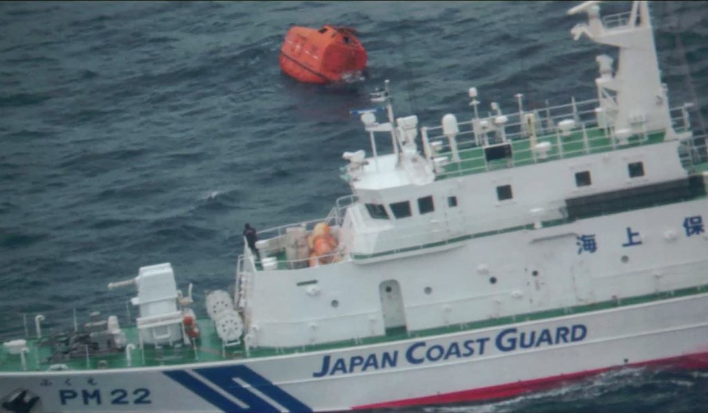 日本海岸警衛隊表示,周三(1月25日)早些時候,一艘貨船在冬季狂風中在日本西南部沉沒,造成兩人死亡、九人失蹤,海岸警衛隊正在繼續尋找倖存者。(Handout/Japan Coast Guard/AFP)
