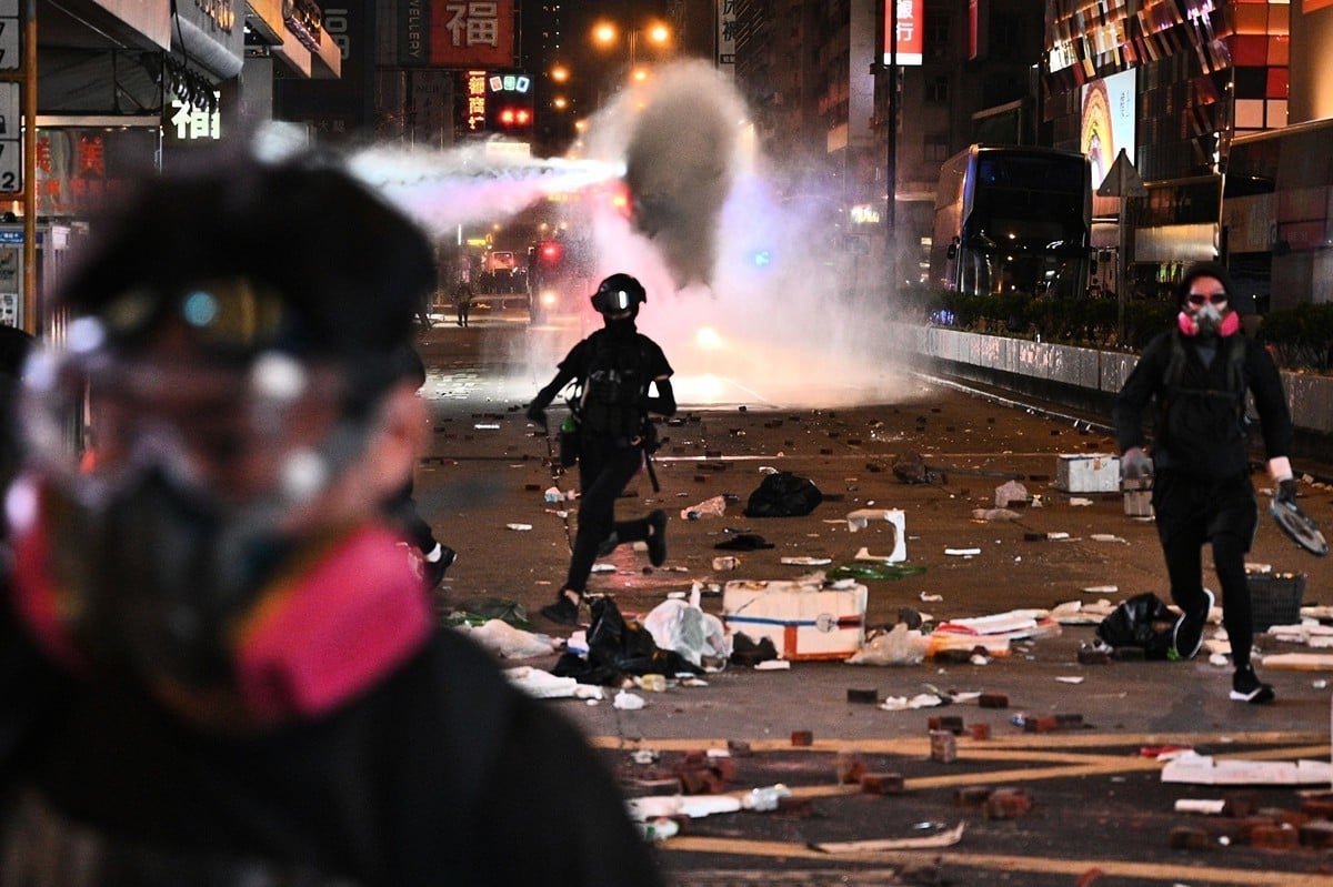 11月11日，防暴警察在旺角出動水炮車，發射白色水劑。（PHILIP FONG/AFP via Getty Images）