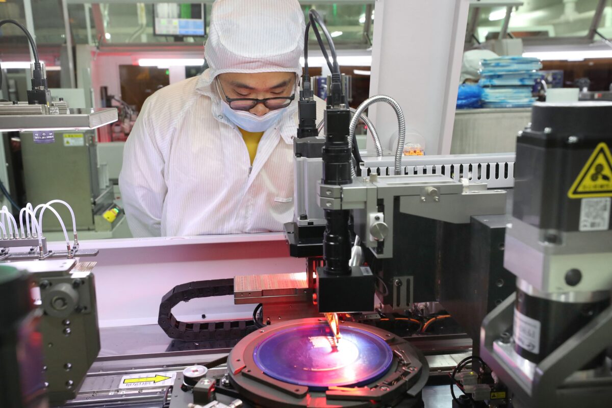 2021年3月17日，中國江蘇省南通市捷捷半導體有限公司一家工廠的員工在製作晶片。（STR/AFP via Getty Images）