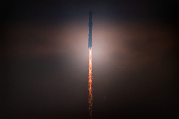 創多個里程碑 SpaceX星艦海上成功軟著陸