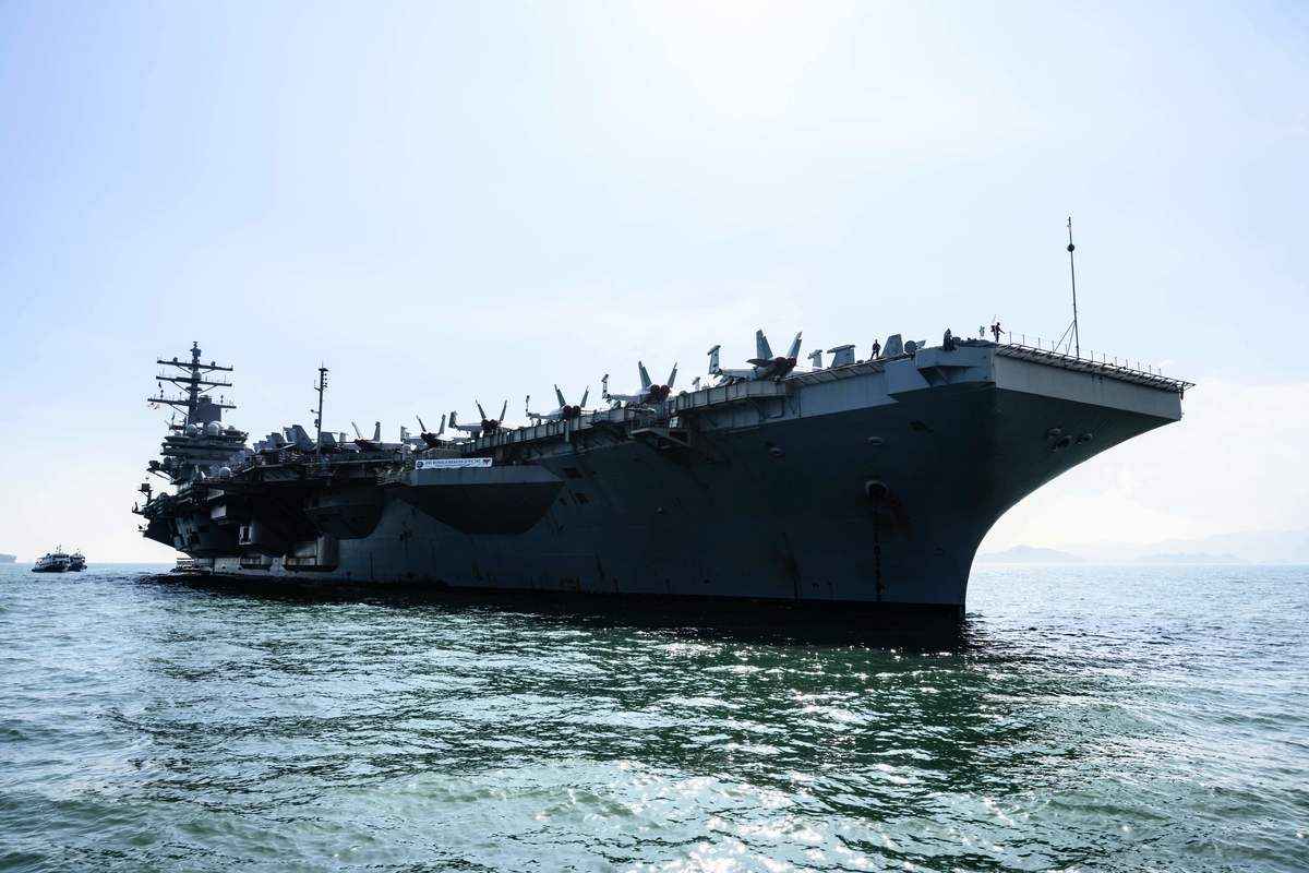 美軍加強軍事部署，因應佩洛西可能造訪台灣引起的緊張情勢，航空母艦「列根號」（CVN 76）8月1日抵達巴士海峽東部海域。圖為「列根號」資料照。（ANTHONY WALLACE/AFP via Getty Images）