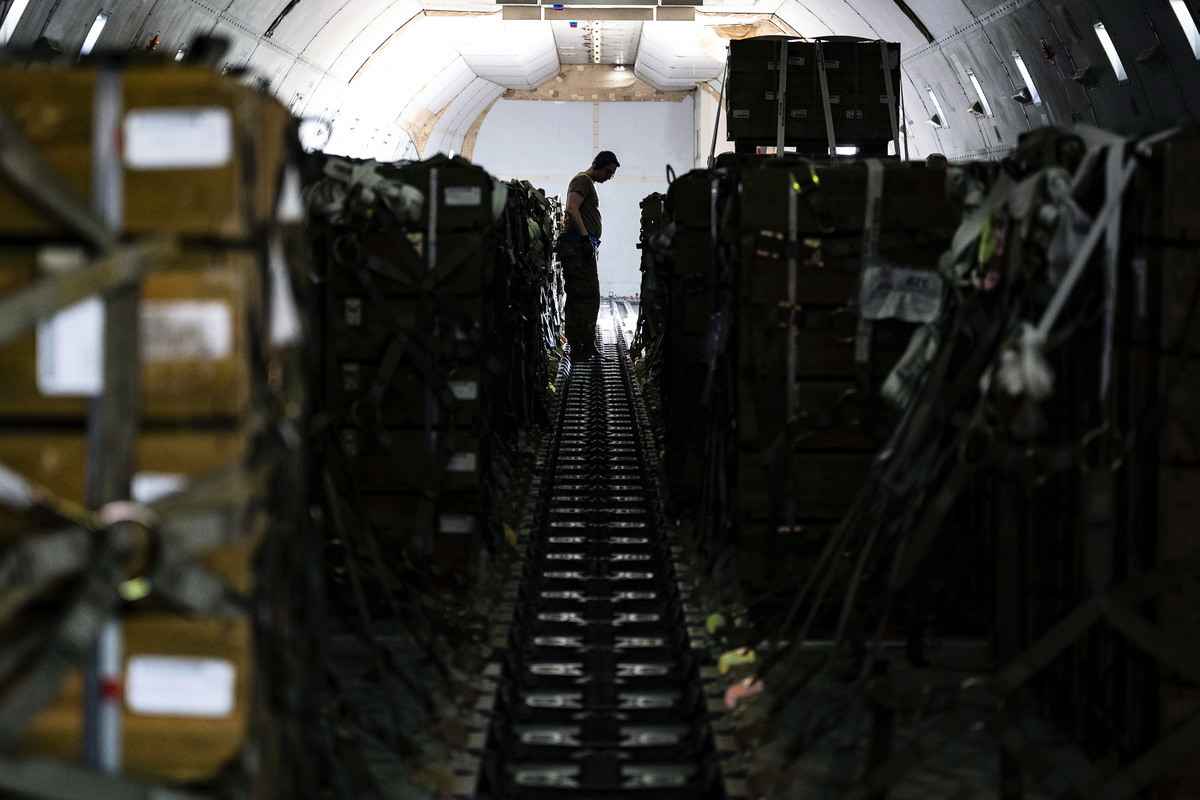 2022年7月21日，美國特拉華州多佛空軍基地裏，一名空軍士兵正協助將彈藥裝上一架飛往烏克蘭的飛機。（美國國防部網站）
