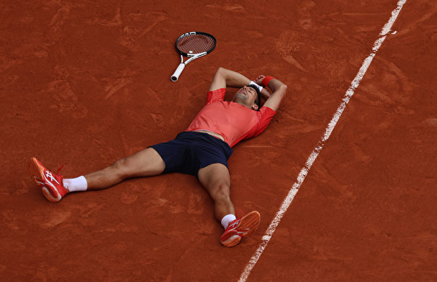 2023年6月11日,法網公開賽男單決賽,36歲的塞爾維亞球王祖高域(Novak Djokovic)以7:6/6:3/7:5擊敗挪威名將魯德(Casper Ruud),奪得個人第23個大滿貫男單冠軍,超越納達爾成為歷史第一人。(Clive Brunskill/Getty Images)