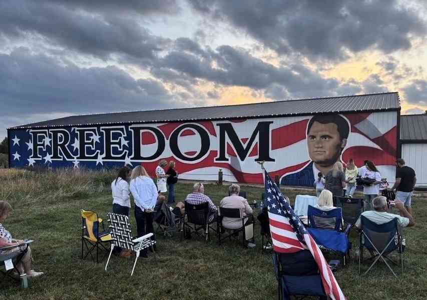 美國藝術家繪製巨幅壁畫 紀念Charlie Kirk