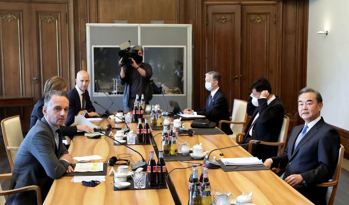 9月1日，德國外長馬斯（Heiko Maas，左一）與中共外長王毅在德國柏林會談（右一）。（MICHAEL SOHN/POOL/AFP via Getty Images）