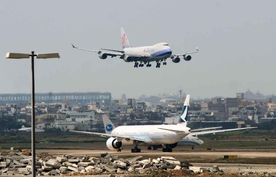 山東航空違規冒雨降落 飛機偏出跑道