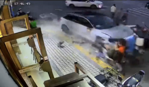 廣州汽車衝上行人路撞倒多人