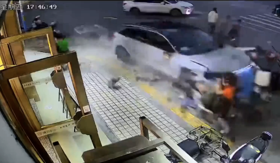 廣州汽車衝上行人路撞倒多人