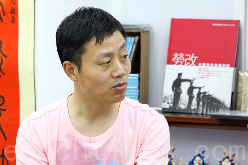 2014年12月，杜斌在香港出版《馬三家咆哮》，揭露馬三家勞教所的罪惡。（潘在殊／大紀元）