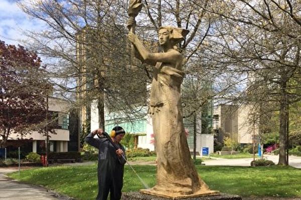  市民Mark近日花了6個小時將卑詩大學校園內的民主女神像衝洗翻新。（溫支聯提供）