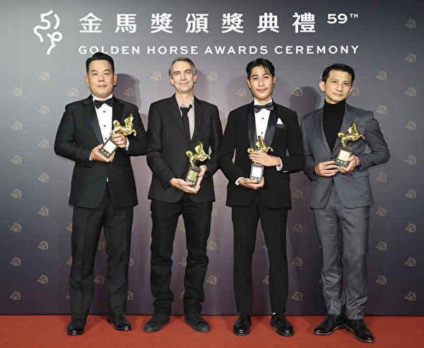 第59屆金馬獎頒獎典禮19日晚間在台北國父紀念館舉行，最佳音效由電影「咒」音效團隊高偉晏（右）、李銘傑（左）、Richard Hocks（左2）與Nusorn Thongkhum（右2）獲獎。（中央社）