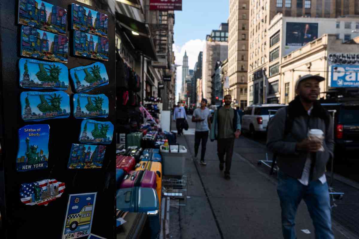 2025年10月22日,在ICE執法的第二天早晨,華埠堅尼路上沒有了販賣假貨的非法攤販。(Spencer Platt/Getty Images)