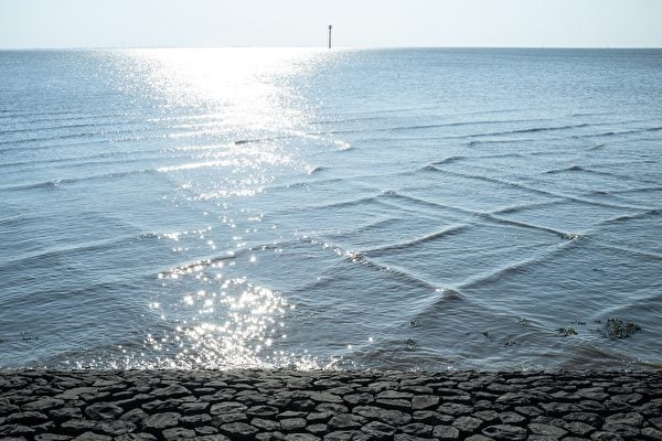 在海邊戲水看到這種波浪要趕緊逃命