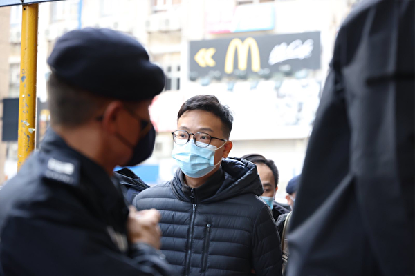 2021年12月29日8時20分，香港《立場新聞》的署理總編輯林紹桐被警察帶走。（李辰／大紀元）