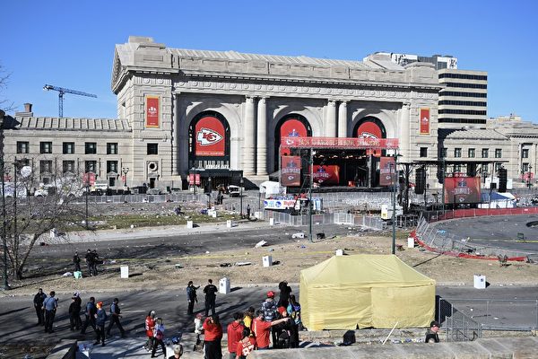 周三(2月14日),密蘇里州堪薩斯城一處地標性火車站外發生槍擊事件,造成1人死亡、多人受傷。案發時,美國國家欖球聯盟(NFL)冠軍酋長隊在那裏慶祝超級碗勝利的遊行集會剛結束。 (Photo by ANDREW CABALLERO-REYNOLDS / AFP)