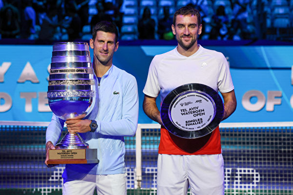 2022年10月1日，以色列，特拉維夫網球公開賽男子單打決賽後，塞爾維亞選手祖高域（Novak Djokovic，左）與克羅地亞選手馬林・西里奇（Marin Cilic，右）分別奪得冠、亞軍。（Jack Guez/AFP）
