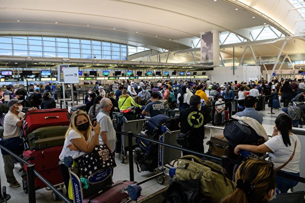 圖為紐約甘迺迪機場湧入大量乘客。（ANGELA WEISS/AFP via Getty Images）