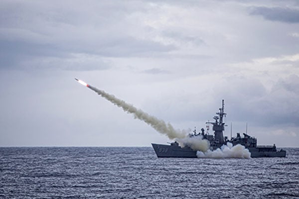 圖為2020年7月15日台灣的漢光軍演中，一軍艦從台灣附近海域發射了美國製造的魚叉導彈。（Handout/TAIWAN DEFENCE MINISTRY/AFP）