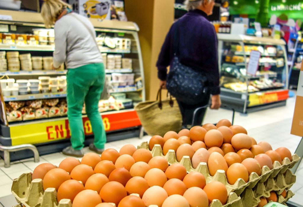 禽流感推高了全球雞蛋價格。圖為2017年8月11日，法國里爾（Lille）的一家超市中擺放著雞蛋。（Philippe Huguen/AFP via Getty Images）