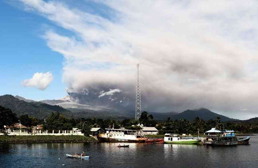 印尼杜科諾火山爆發 火山灰直衝萬米高空