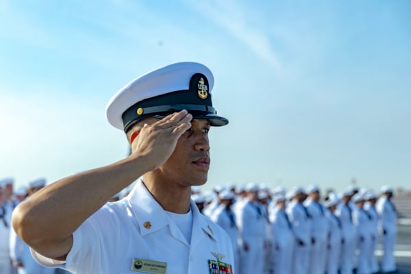 2025年6月24日,世界最大航空母艦福特號(CVN 78)的補給部門高級首席物流專家阿多尼斯‧奎科多涅斯(Adonis Quickordonez),在飛行甲板上觀察艦船準備啟航時的顏色。(U.S. Navy photo by Mass Communication Specialist Seaman Paige Brown)