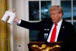 美獨立250周年紀念碑「Arc de Trump」設計面世 特朗普展示模型