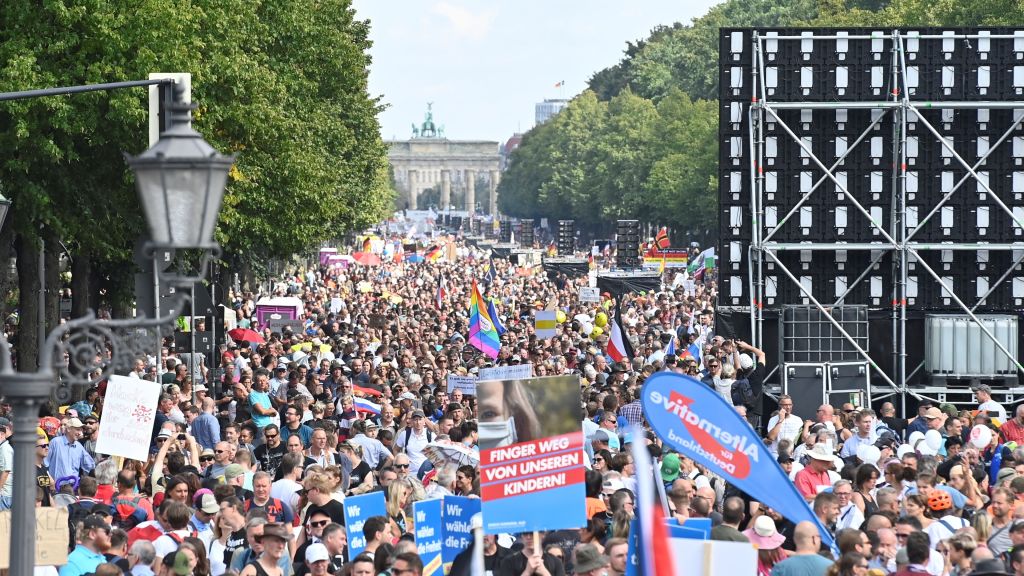 2020年8月29日，柏林舉行反防疫大遊行，據官方統計有3.8萬人參與。（JOHN MACDOUGALL/AFP via Getty Images）
