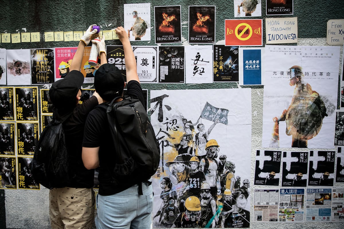 大陸民眾海外損毀連儂牆，有中共洗腦導致的心理根源。圖為香港連儂牆。（Chris McGrath/Getty Images）
